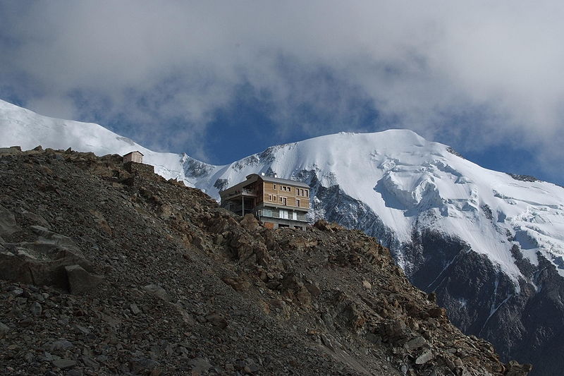 Bikin Rumah Kok di Puncak Gunung... Wah... Aneh Banget...