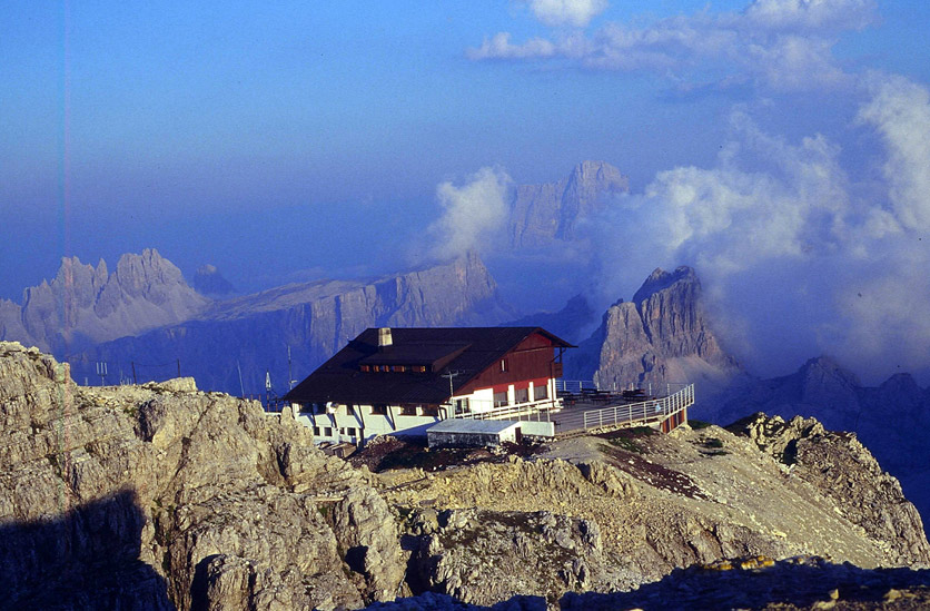 Bikin Rumah Kok di Puncak Gunung... Wah... Aneh Banget...