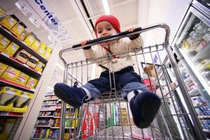 child-licking-shopping-cart-handle